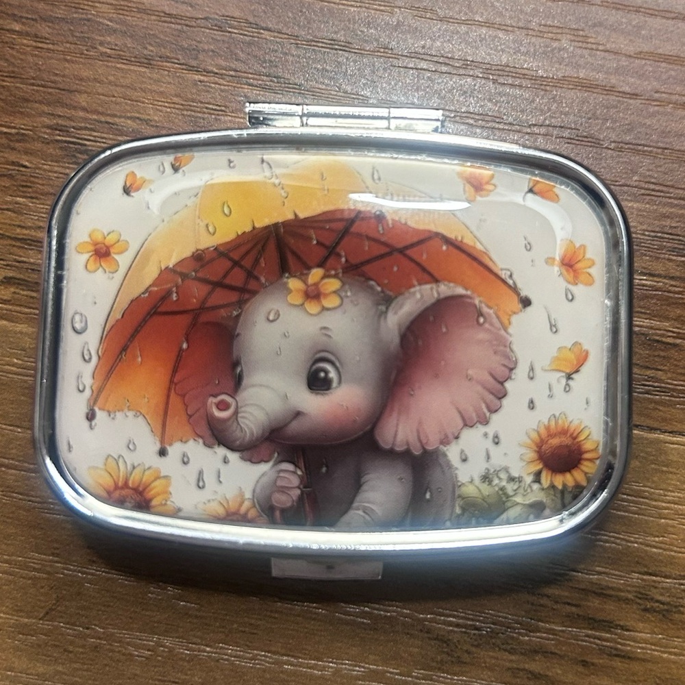 (NWT) Cute Elephant Trinket/Pill Box